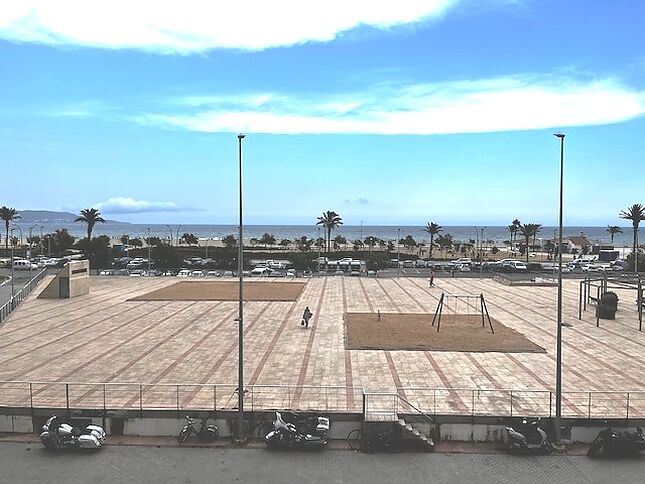 AM STRAND VON EMPURIABRAVA, WOHNUNG MIT 2 SCHLAFZIMMERN UND MEERBLICK 100 m von allen Geschäften entfernt.