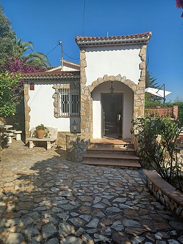 AGRADABLE CASA DE 3 HABITACIONS A PALS, VISTES PANORAMIQUES AL MAR, piscina, calefacció, garatge, confort i encant per viure tot l'any.