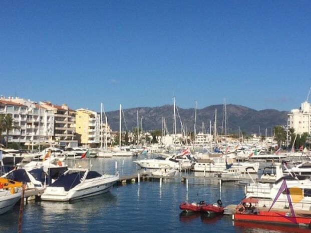 EXCLUSIVIDAD : PISO CON ASCENSOR Y VISTA CANAL, 1 dormitorio, en el centro de Empuriabrava, cerca de la playa y de todo.