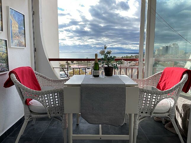 ESTUDIO REFORMADO CON VISTAS AL MAR EN LA PLAYA DE EMPURIABRAVA CON ASCENSOR y en el centro de todo.