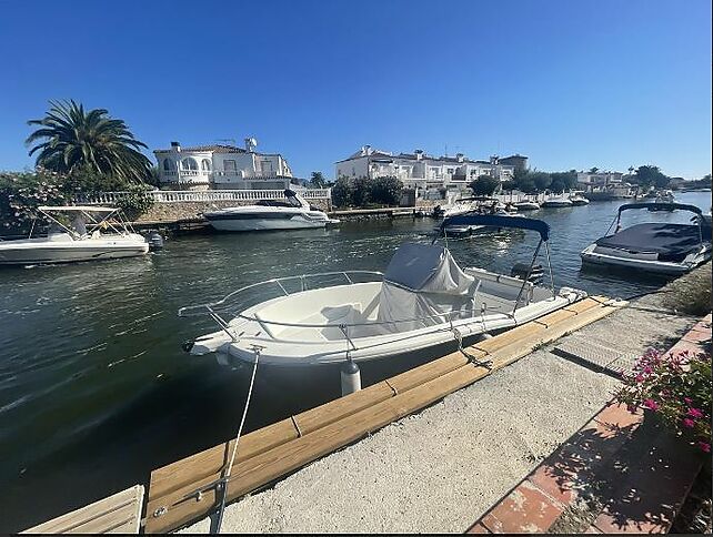 2 BEDROOM APARTMENT WITH PK, VIEWS TO THE MAIN CANAL AND A PORT of Empuriabrava. Renovated and sunny all day. Large terrace