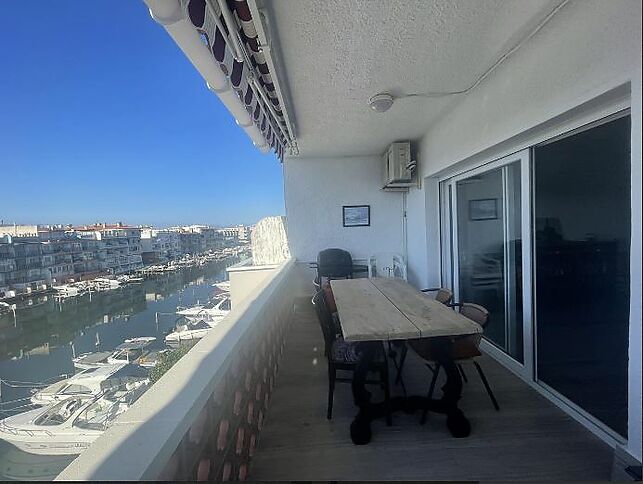 APPARTEMENT RÉNOVÉ 2 CHAMBRES + PK, VUES SUR UN PORT ET LE CANAL PRINCIPAL d'Empuriabrava avec soleil toute la journée