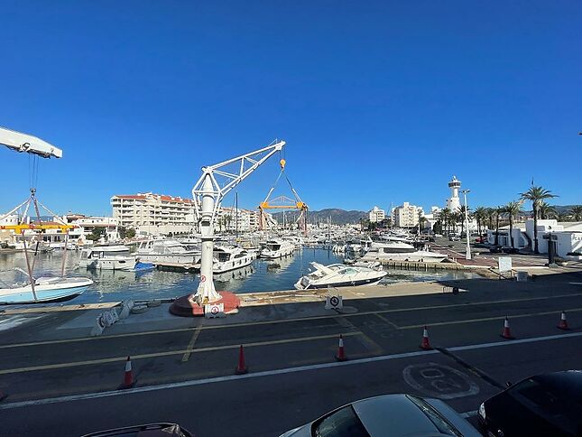 En una zona tranquil·la d'Empuriabrava a pocs minuts caminant de la platja i del centre, ampli pis amb ascensor i vistes espectaculars