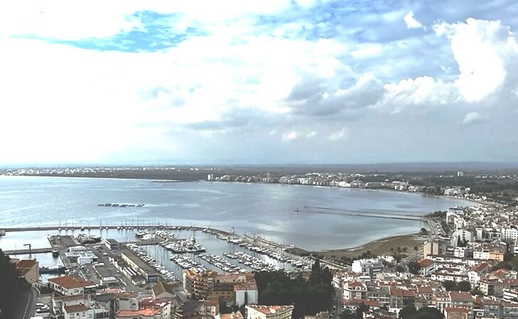 EXCLUSIVA. VILLA RENOVADA DE 5 DORMITORIOS EN LA MONTAÑA DE ROSES CON VISTA PANORÁMICA REAL SOBRE LA BAHÍA. Inmediatamente habitable todo el año.