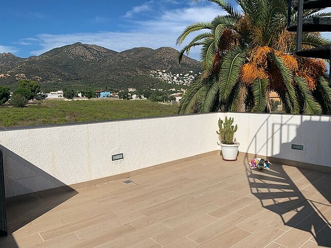 IN ROSES MAS BUSCA, 4 BEDROOM HOUSE WITH DISTANT SEA VIEW, LARGE TERRACE WITH JACUZZI, GARDEN and facilities for peaceful year-round living.