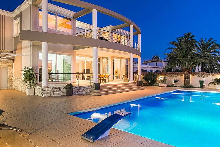 ON THE GRAND CANAL OF EMPURIABRAVA, SPACIOUS VILLA OF HIGH STANDARD WITH 22 M MOORING AND 6 BEDROOMS in one of the best residential areas