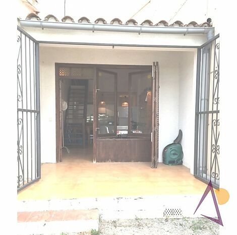 Oferta en Empuriabrava. Frente a campo, casita adosada con dos plantas, ampliable