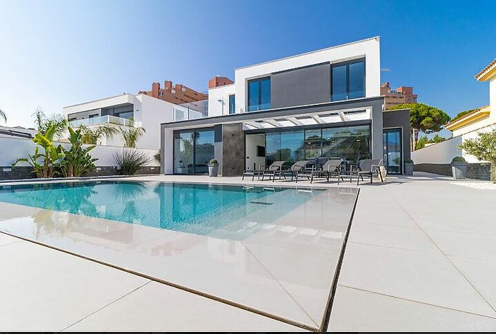 IN SANTA MARGARITA, MODERN HOUSE TO RELEASE IMMEDIATELY WITH MOORING OF 17.50 M, SWIMMING POOL, 4 BEDROOMS, LARGE GARAGE in quiet residential area