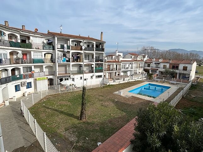 AFFAIRE.   APPARTEMENT D'UNE CHAMBRE À RÉNOVER avec piscine et jardin communautaires.