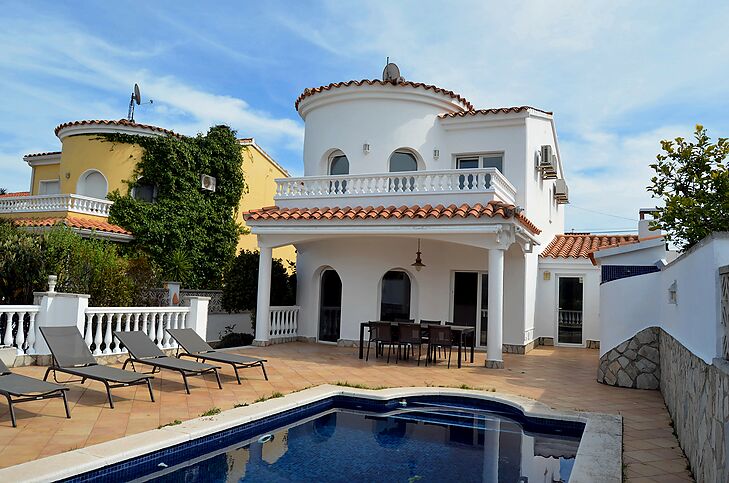 CASA CANAL DE 4 DORMITORIOS CON PISCINA, GARAJE, AMARRE DE 12,50 M cerca del puerto principal de Empuriabrava