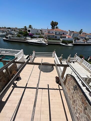 EXCLUSIVITÉ. MAISON DE PÊCHEUR SUR CANAL PRINCIPAL. 3 chambres, 2 sdb, amarre, orientation idéale.