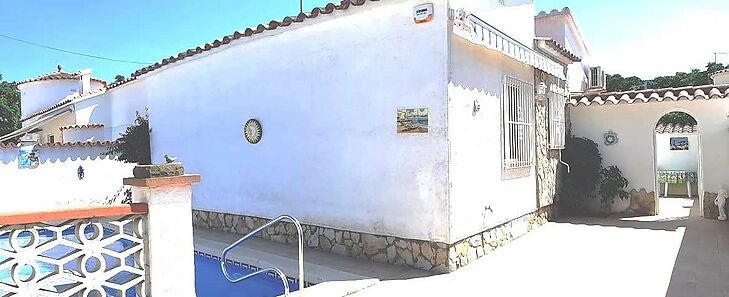 EXCLUSIVITÉ A SAISIR. AGRÉABLE MAISON PLAIN-PIED NON MITOYENNE ensoleillée dans secteur calme d'Empuriabrava. 2 ch, piscine. Idéale pour retraités.