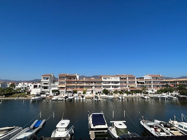 EXCLUSIVITAT. GRAN APARTAMENT REFORMAT D'1 HAB AMB VISTA AL CANAL a un km del centre i de la platja, assolellat tot el dia. Lloguer d'amarratge.