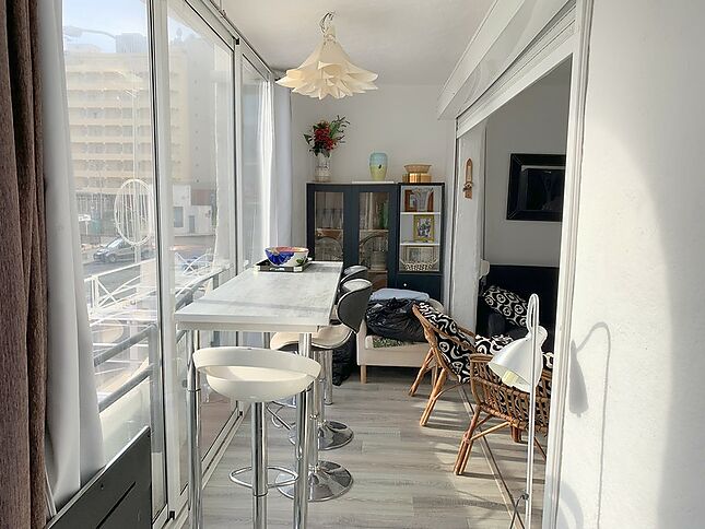 EN ROSES, APARTAMENTO DE 1 DORMITORIO CON PARKING Y PEQUEÑA VISTA AL MAR cerca de la playa y comercios de Santa Margarita.