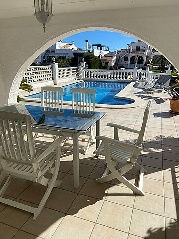 XALET DE 3 HABITACIONS EN UNA PLANTA AMB ESTUDI INDEPENDENT A CANAL GRAN. Piscina, amarratge, pàrquing.