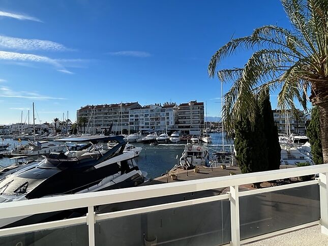 OFERTA. APARTAMENT 1 HABITACIÓ VISTA PORT PRINCIPAL A PROP DEL CENTRE en zona tranquil·la. Amb ascensor i accés per a minusvàlids.