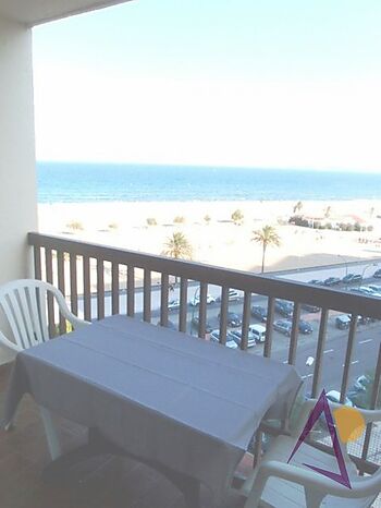 EXCLUSIVITY  GOOD PRICE : LARGE STUDIO WITH SEA VIEW  at Empuriabrava on the beach, sunny, with lift. 1 bedroom possible