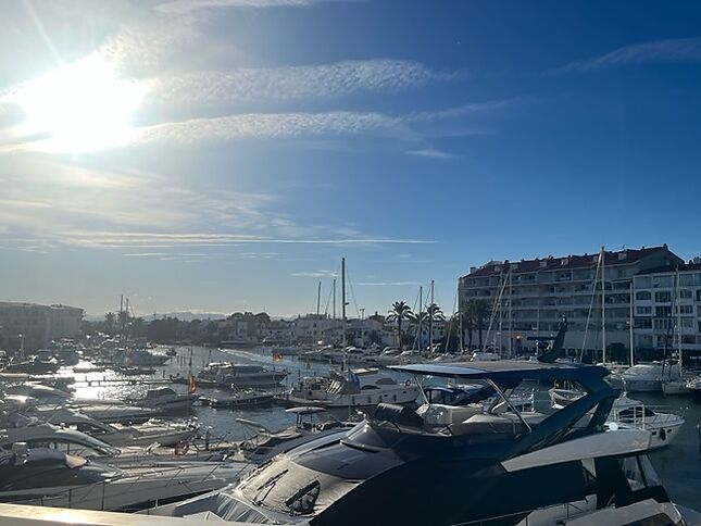 EXCLUSIVITÉ. DEUX PARKINGS POUVANT ÊTRE FERMÉS AU PORT PRINCIPAL ET PROCHES DU CENTRE. Dans un vaste garage fermé en sous-sol.