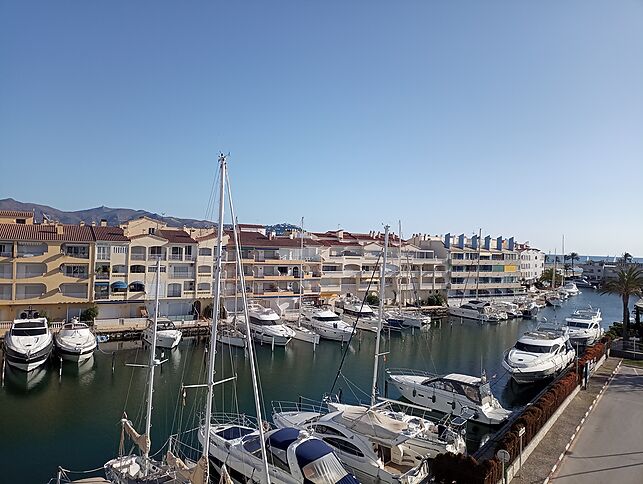 En una zona tranquila de Empuriabrava cerca de la playa y del centro, estudio grande con ascensor y vistas al mar, canal y puerto.