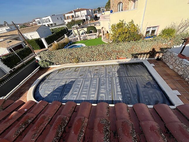 AU CENTRE D'EMPURIABRAVA, À 500 MÈTRES DE LA PLAGE, VILLA RÉNOVÉE DE 4 CHAMBRES AVEC GARAGE ET PISCINE.