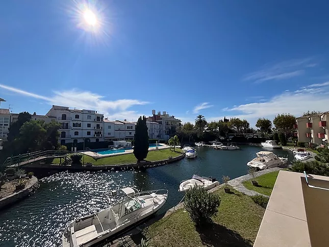 EXCLUSIVITY. 2 BEDROOM APARTMENT PK POOL MOORING 5 minutes walk from the center and the beach of Empuriabrava.