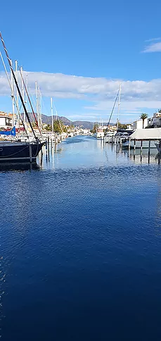 EXKLUSIVITÄT. LIEGEPLATZ 16 X 4 M (GÜLTIG FÜR SEGELBOOT) IN HAFEN NAHE DER AUSFAHRT AUF SEE