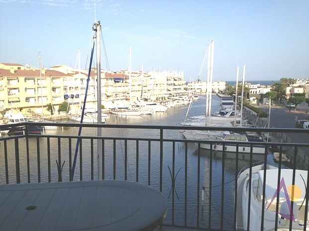 EXCLUSIVITE. AVEC LICENCE TOURISTIQUE GRAND APPARTEMENT VUES MER, CANAL, PORT à trois mn de la plage, dernier étage, ascenseur,  3 ch, 2 sdb.