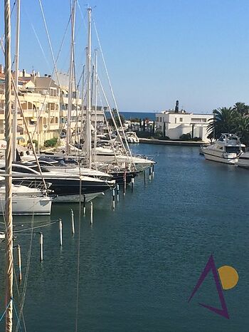 Preciós pis de 2 habitacions amb vistes al port i al mar en una zona residencial prop del centre i platja d'Empuriabrava