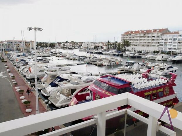 Mit Blick auf den Haupthafen von Empuriabrava, 1-Zimmer-Wohnung mit Aufzug in einer ruhigen Gegend nahe dem Zentrum und dem Strand.