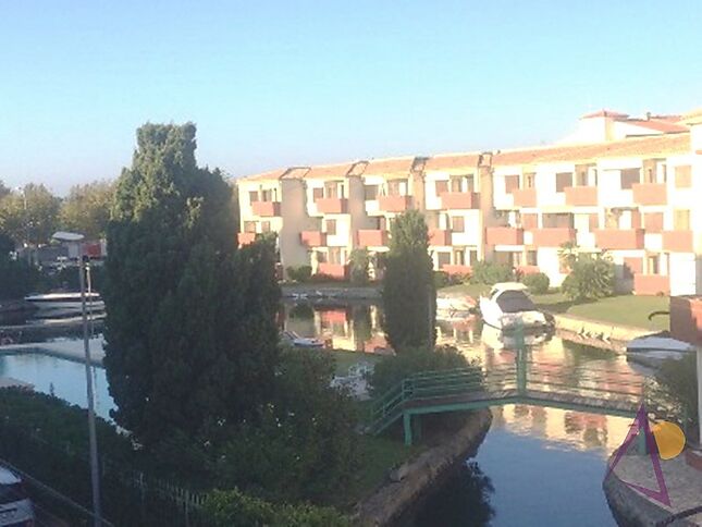 Offre. Dans petit immeuble, appartement à rénover vue canal à 1 kilomètre de la plage et du centre d'Empuriabrava.