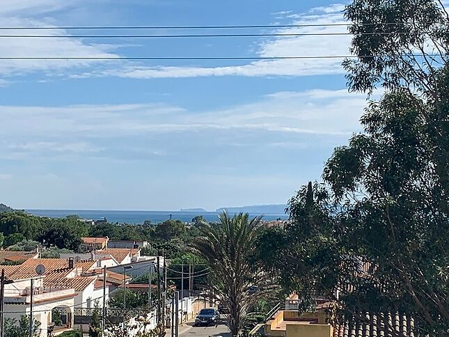 Casa de 4 dormitorios con jacuzzi y vista al mar desde Roses Mas Busca para relajarse todo el año.