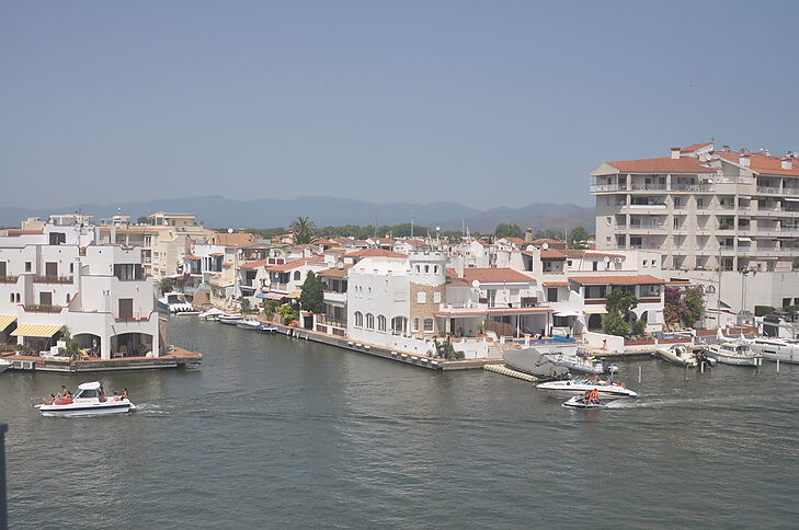 EXCLUSIVITAT  Pis de 2 habitacions amb ascensor i magnífica vista panoràmica del canal en zona cèntrica però tranquil·la d'Empuriabrava.