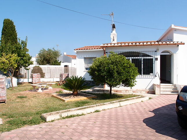 CASA D' UNA SOLA PLANTA DE 4 DORMITORIS en un barri estimat per la seva tranquil·litat i proximitat al centre d'Empuriabrava.