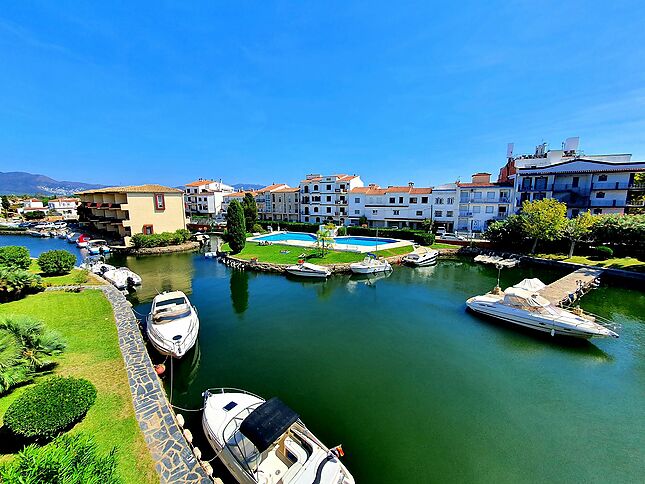 Appartement 2 chambres vue canal en vente dans résidence avec piscine, parking et amarre à un kilomètre de la plage d'Empuriabrava