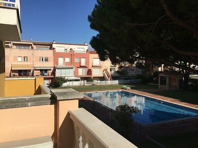 CASA DE 4 DORMITORIOS CERCA DE LA PLAYA de Empuriabrava-centro,  con garaje, piscina comunitaria y alto rendimiento de alquiler.