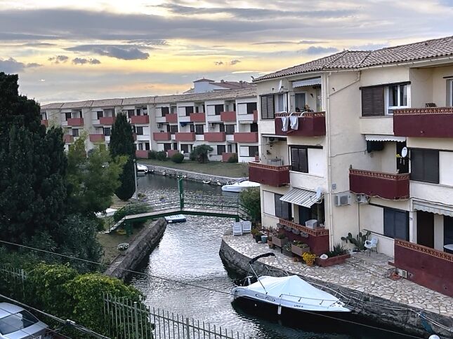 EXCLUSIVITE BON PRIX VUE CANAL, appartement à Empuriabrava dans secteur tranquille et petit immeuble proche de centre et mer avec parking. Avec HUTG.