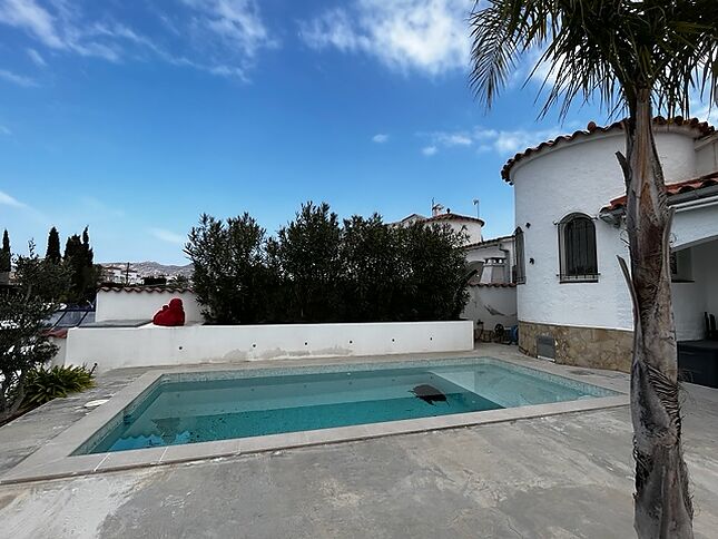 EXCLUSIVA : CASA DE PLANTA BAJA CON AMARRE DE 12,50M cerca de la salida al mar y del centro de Empuriabrava. 3 dormitorios, piscina, garaje.