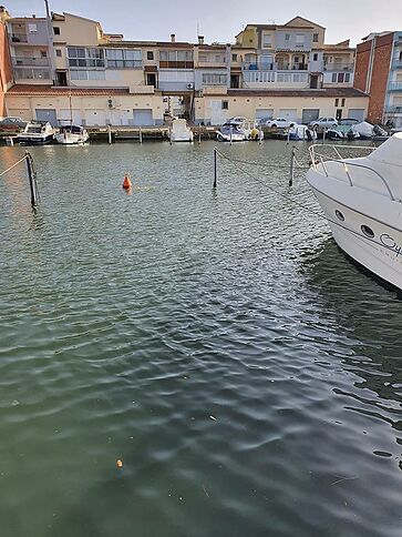 EXKLUSIVITÄT : MIETPLATZ 7 x 3 m im Hafen einen Kilometer vom Hafenamt entfernt.