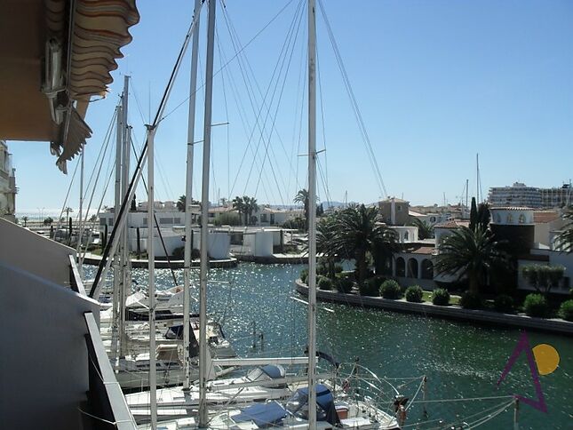 GROSSER SEGELBOOT-LIEGEORT zum Verkauf in Empuriabrava in der Nähe der Ausfahrt zum Meer.