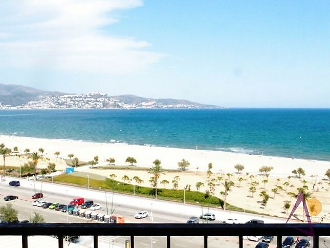 STUDIO VUE MER SUR LA PLAGE D'EMPURIABRAVA proche de tout. Idéal pour vacances ou locations.