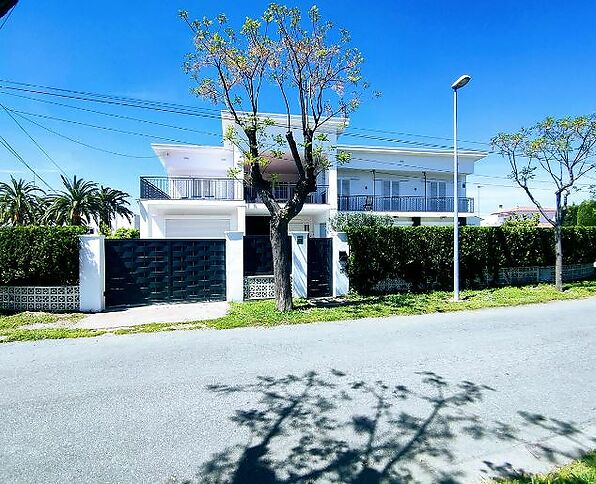 6 BEDROOM HOUSE IN RESIDENTIAL AREA CLOSE TO THE CENTER OF EMPURIABRAVA with covered swimming pool and port 50 m away for mooring