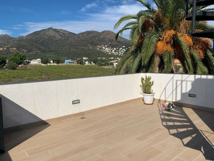 IN ROSES MAS BUSCA, 4 BEDROOM HOUSE WITH DISTANT SEA VIEW, LARGE TERRACE WITH JACUZZI, GARDEN and facilities for peaceful year-round living.