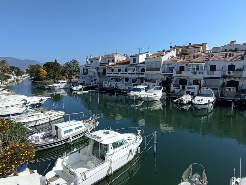 RENOVATED STUDIO CANAL VIEW CLOSE TO THE CENTER OF EMPURIABRAVA for rental investment