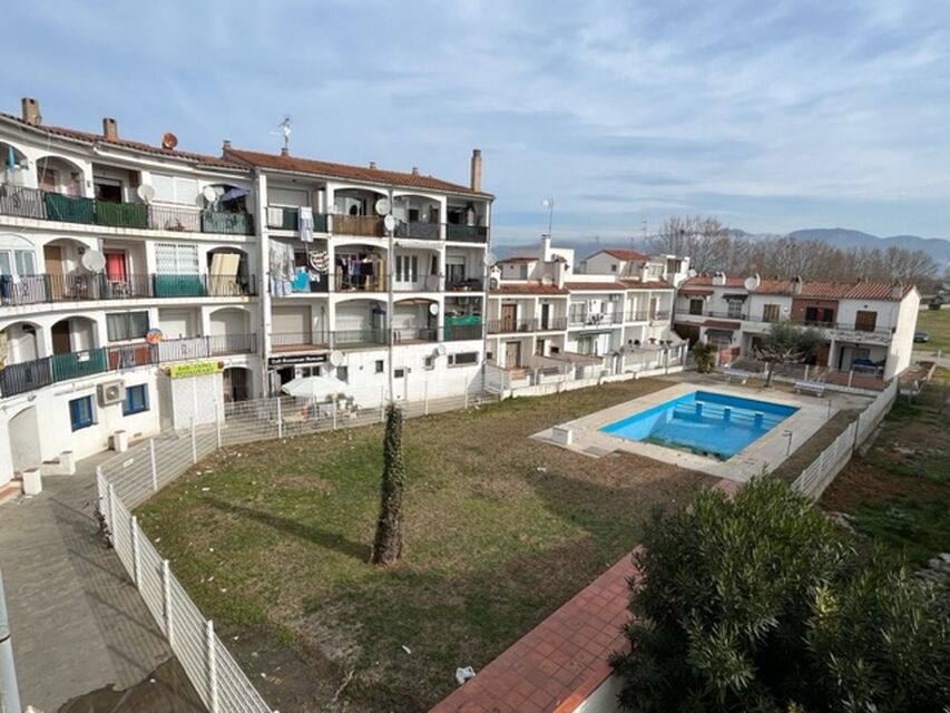 OFFER.   ONE BEDROOM APARTMENT TO RENOVATE with community pool and garden.