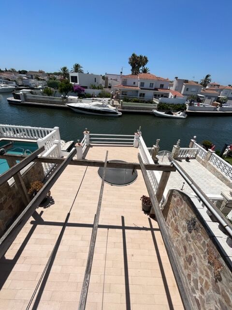 EXCLUSIVE. FISHERMAN'S HOUSE ON THE MAIN CANAL. 3 bedrooms, 2 bathrooms, mooring, ideal orientation.