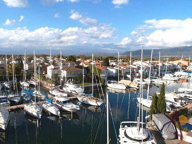 EXCLUSIVIDAD En edificio pequeño con ascensor de Port Grec Empuriabrava, piso con 2 hab y una vista panorámica a la Marina, a un puerto y al Canigó.