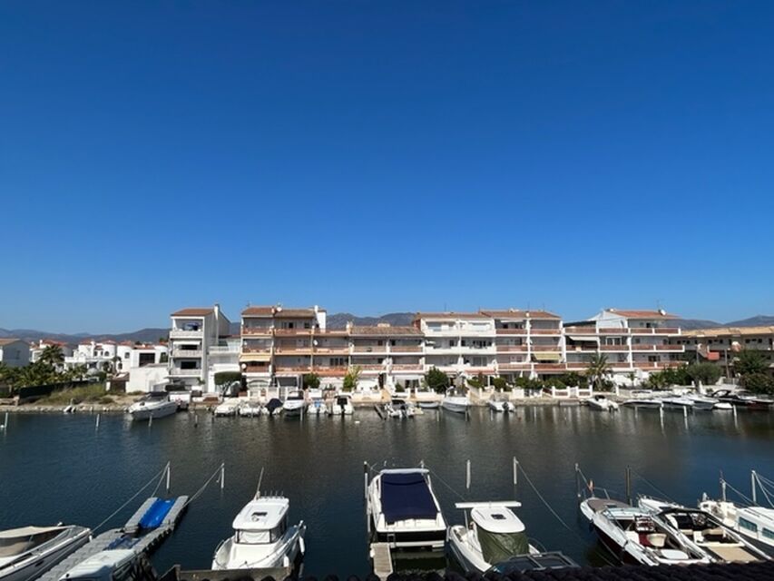 EXCLUSIVE. LARGE RENOVATED 1 BEDROOM CANAL VIEW APARTMENT one kilometer from the center and the beach, sunny all day. Possible mooring rental.