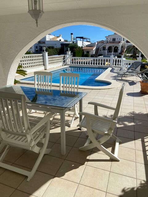 3 BEDROOM VILLA ON ONE STOREY WITH INDEPENDENT STUDIO ON CANAL BROAD. Swimming pool, mooring, parking.