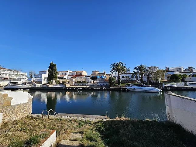 MAISON AVEC AMARRE, 3 CHAMBRES ET GARAGE À RÉNOVER SUR CANAL LARGE D'EMPURIABRAVA.