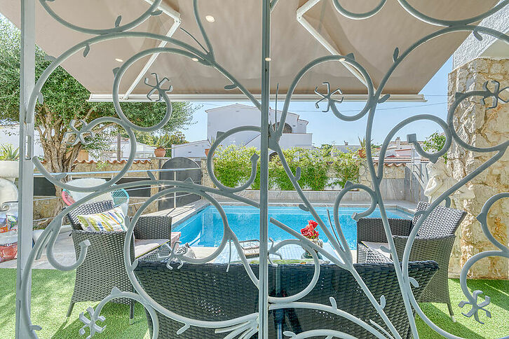 Pleasant and comfortable renovated house 3 bedrooms swimming pool garage solarium in residential area of ​​Empuriabrava